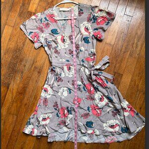 Astr the Label Floral Wrap Dress Size Small Gray Taupe Lavender Colorful Boho